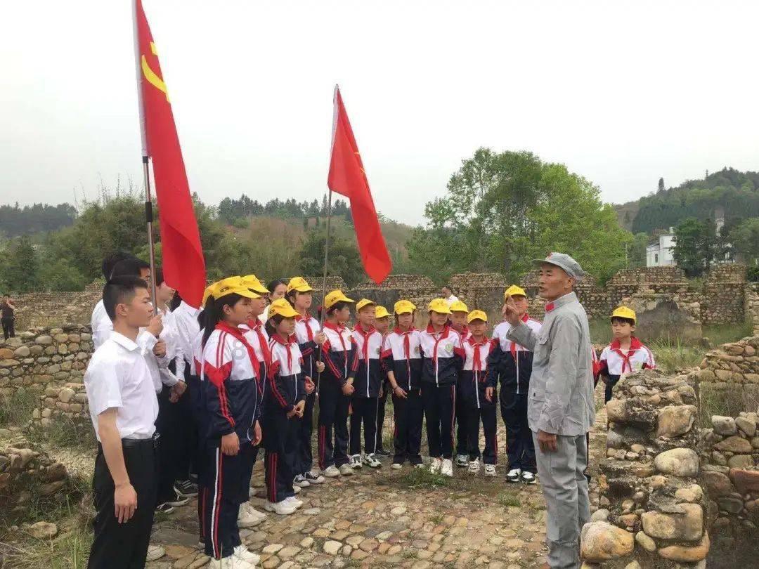 昔日皇族格格，34岁前享尽奢华，后险些沦为乞丐，曾接受太监救济